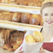 Immagine di un commessa in una panetteria