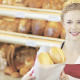 Immagine di un commessa in una panetteria