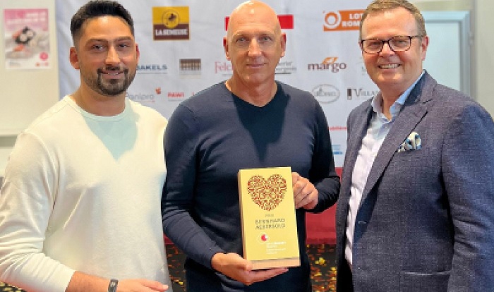 Il premio Bernard Aebersold, per il prodotto più innovativo e creativo, è stato assegnato alla Confiserie Al Porto di Tenero, per il Giandujotto. Nella foto da sinistra: Lorenzo Catanzani – sostituto responsabile di produzione, Paolo Loraschi – vicedirettore, e Anton Froschauer – direttore.
